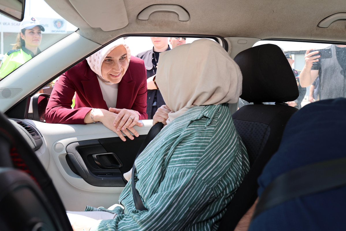 Afyonkarahisar Valisi Yiğitbaşı, Bayramda Sürücülere İkramda Bulundu