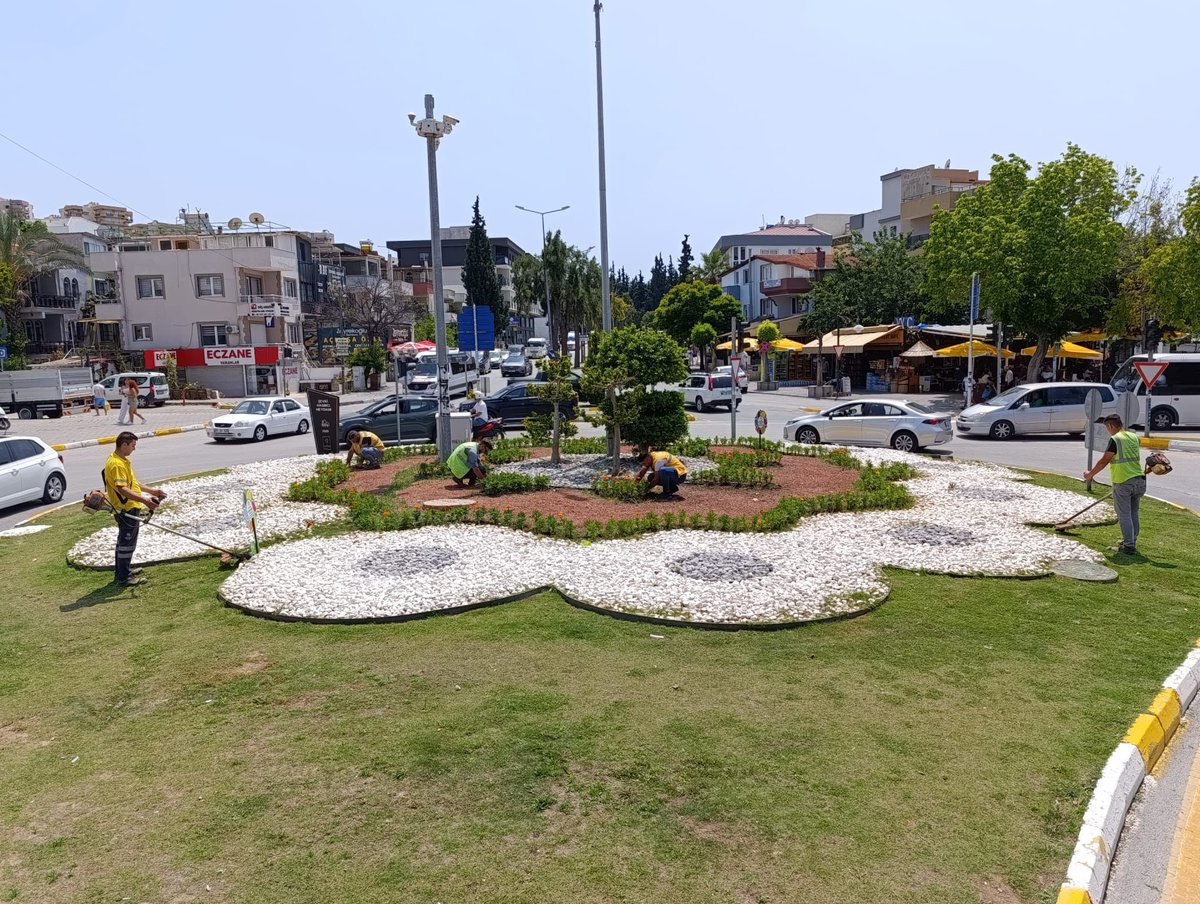 Aydın Büyükşehir Belediyesi Kuşadası'nda Peyzaj Çalışmaları Gerçekleştirdi