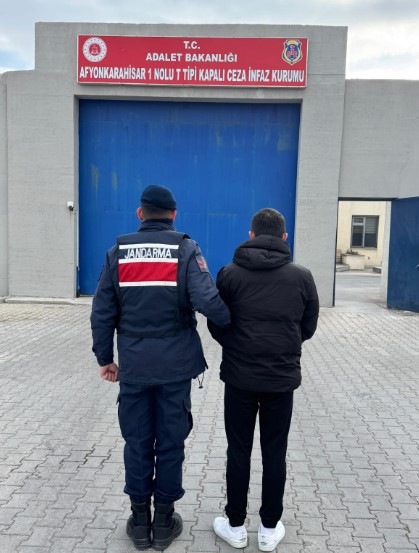 Afyonkarahisar İl Jandarma Komutanlığı'nın başarılı çalışmaları sonucu aranan şahıs yakalandı.