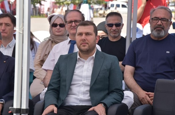 AK PARTİLİ ÇELİK’TEN HİZMET PAYLAŞIMI
