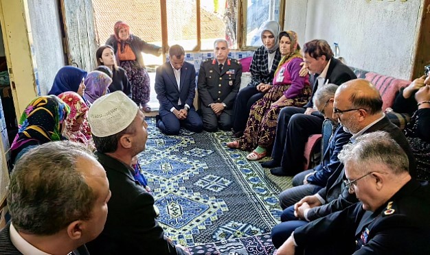 Afyonkarahisar Valisi Doç.Dr.Kübra Güran Yiğitbaşı, Kuzey Irak’ta şehit olan Uzman Çavuş Önder Özen’in Sinanpaşa ilçesine bağlı Çobanözü köyünde ikamet eden ailesini acılı gününde yalnız bırakmad