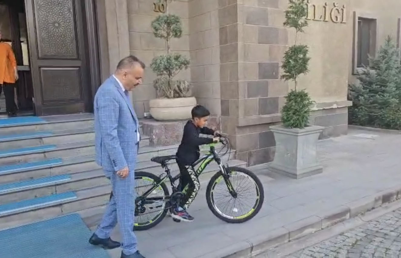 Vali’den bisiklet isteyen minik çocuk hayaline kavuştu