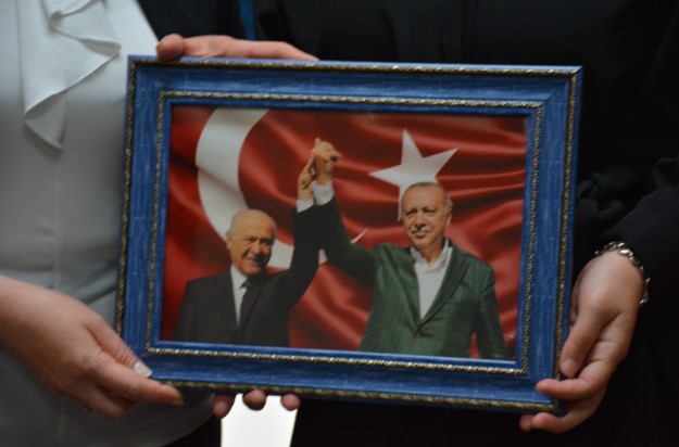 ÇENGEL’DEN CUMHUR İTTİFAKI’NA ANLAMLI HEDİYE KARDEŞLİK VE BİRLİK TABLOSU