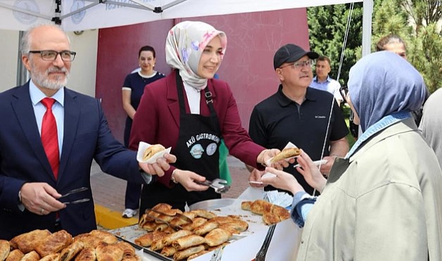 Afyonkarahisarın Kadın anası  Valisi Yiğitbaşı, Öğrencilere Bükme ve Hoşaf İkram Etti