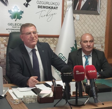 GELECEK PARTİSİNDE yeni katılan üyelere rozetleri TAKILDI.