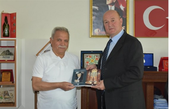 Eğitimci Yarar Ahmet Hidayet ŞAHİNTEPE, (Şahanoğlu  AHMET)  İl Kültür ve Turizm Müdürü  Yusuf Altınımakamında  ziyaret  etti.