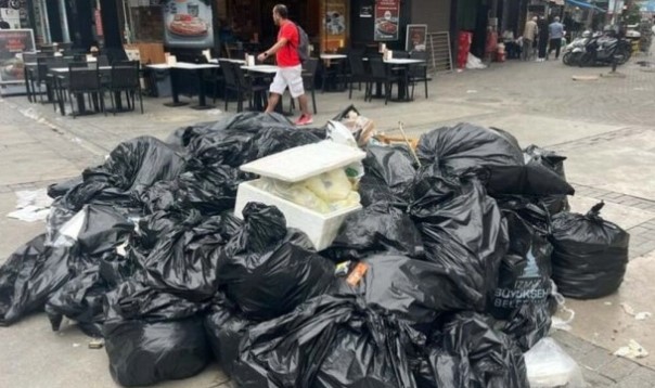 İzmir'de Grev 3. Güne Yayılıyor: Sokaklar Çöp Yığınlarıyla Doldu