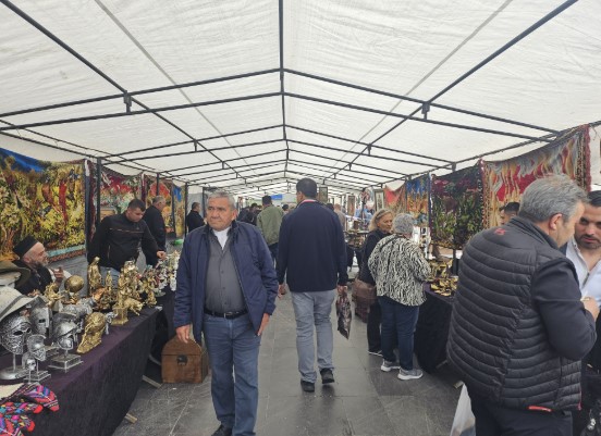 Afyonkarahisar'da  Antika Rüzgarı Esiyor: Geleneksel Antika Pazarı Zafer Meydanı’nda Kapılarını Açtı.