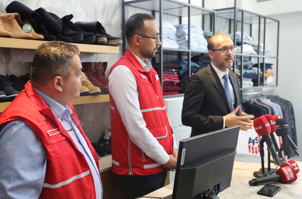 AFSÜ Butik İhtiyaç Sahiplerine Kızılay Desteğiyle Giyim Yardımı Yapıyor