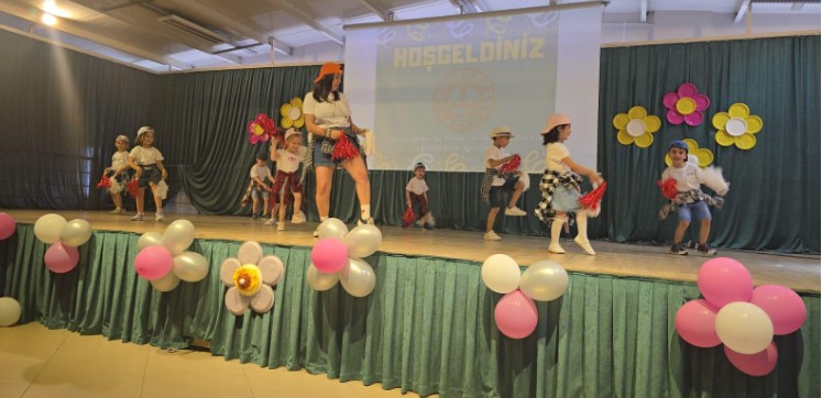 Afyon'da Horondan İspanyol Dansına: Minik Öğrencilerden Dünya Turu!