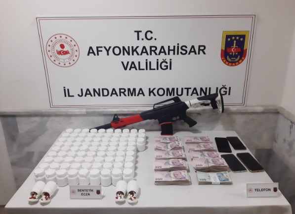 Afyonkarahisar’da Jandarmadan Uyuşturucu Operasyonu: 5 258 Sentetik Hap Ele Geçirildi