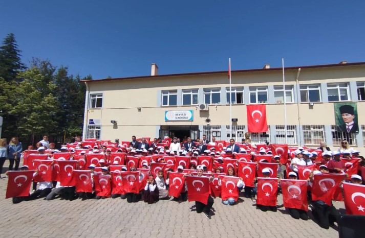 Vali Kübra Güran Yiğitbaşı Beyyazı İlkokulu’nda Karne Heyecanına Ortak Oldu