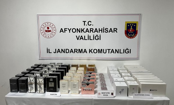 Afyonkarahisar’da Kaçak Parfüm ve Elektronik Cihaz Operasyonu: 47 Sentetik Ecza da Ele Geçirildi