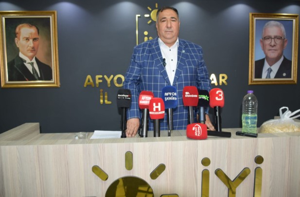 İYİ Parti Afyonkarahisar İl Başkanı Muhammet Mısırlıoğlu, haftalık basın toplantısında gündemi değerlendirdi.