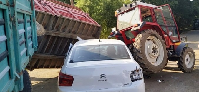 Otomobil traktör römorkuna çarptı 4 kişi yaralandı