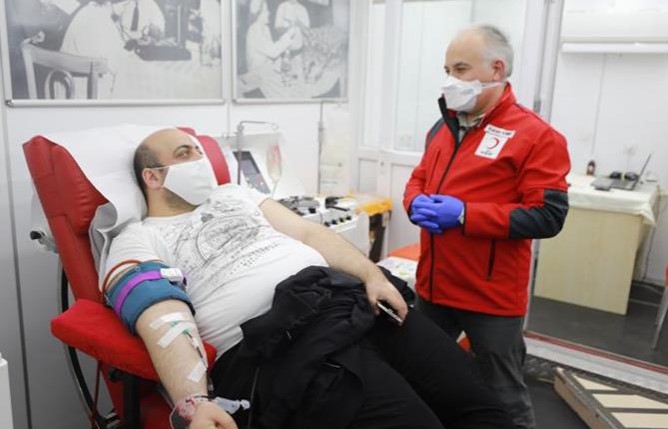 Ünlü İsimler Kızılay’a Kan Verdi, Türkiye’ye Çağrıda Bulundu