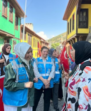 “TERÖRSÜZ TÜRKİYE” ÇAĞRISI AFYONKARAHİSAR’DA YANKI BULDU AK KADINLAR BAYRAK DAĞITTI
