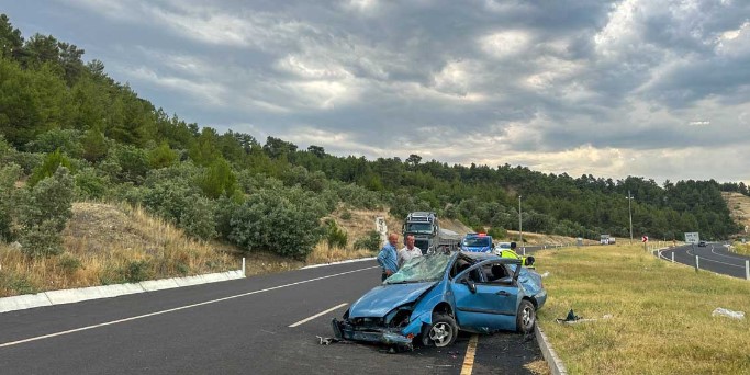 Uşak'ta Refüje çarparak takla atan otomobildeki 5 kişi yaralandı