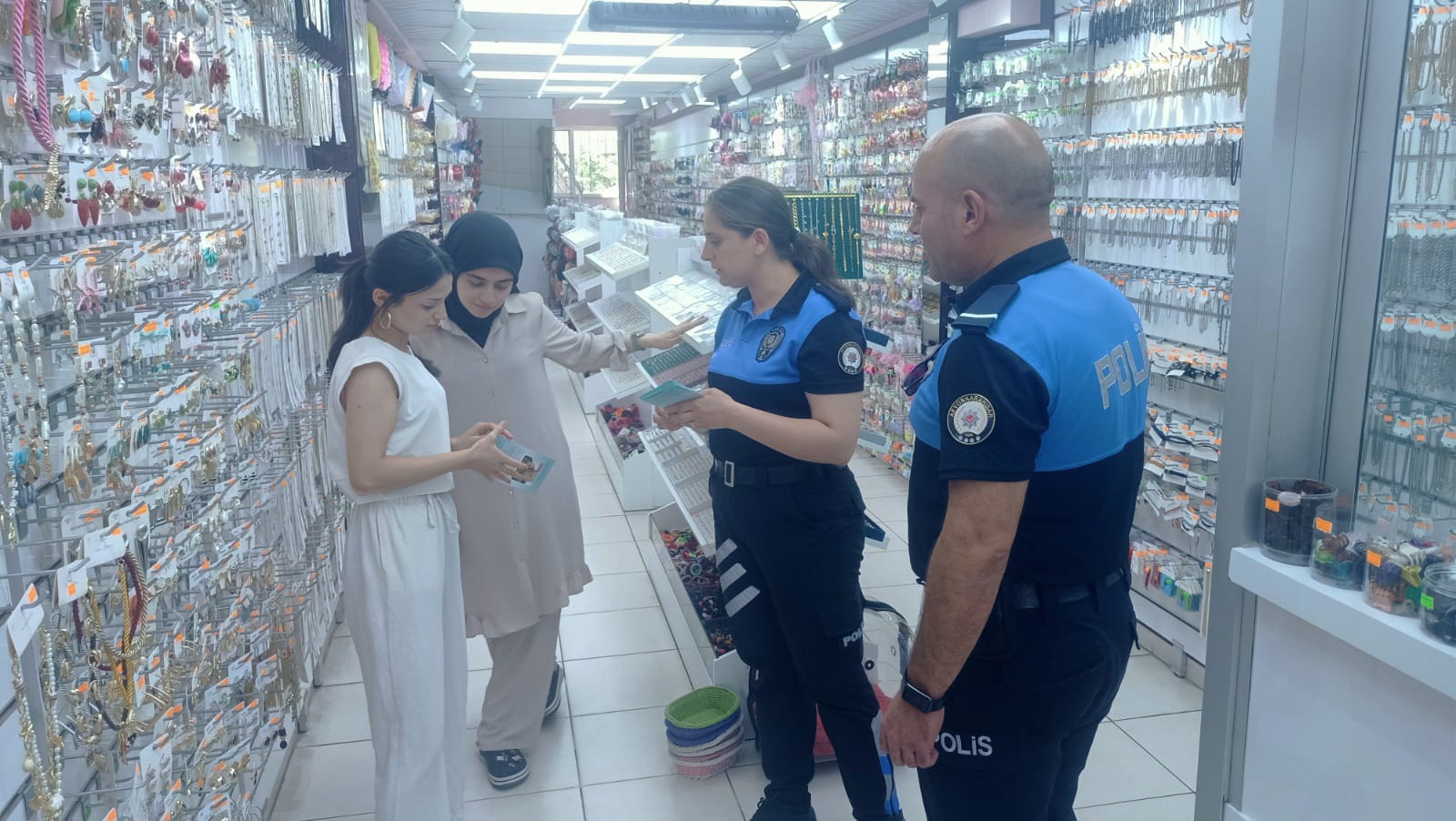 Emniyet Ekiplerinden Esnafa Dolandırıcılık ve Hırsızlık Uyarısı