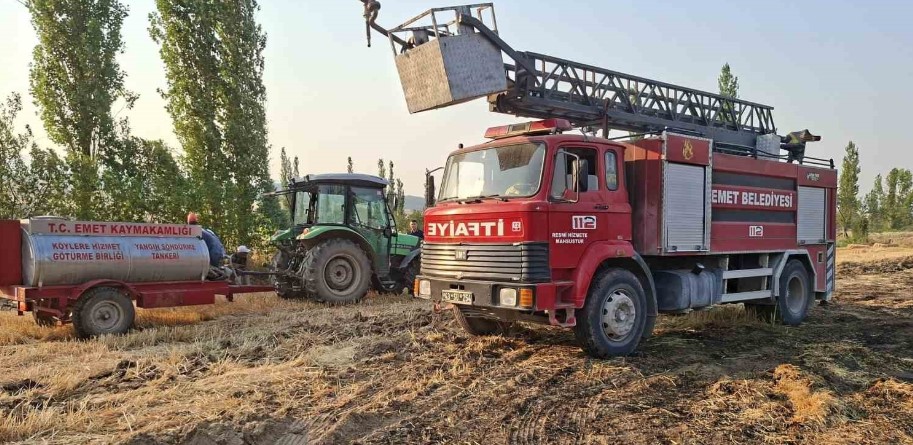 Kütahya'da balya makinesi sebebiyle çıkan yangında, 8 dönüm arazi ve 180 balya saman yandı.