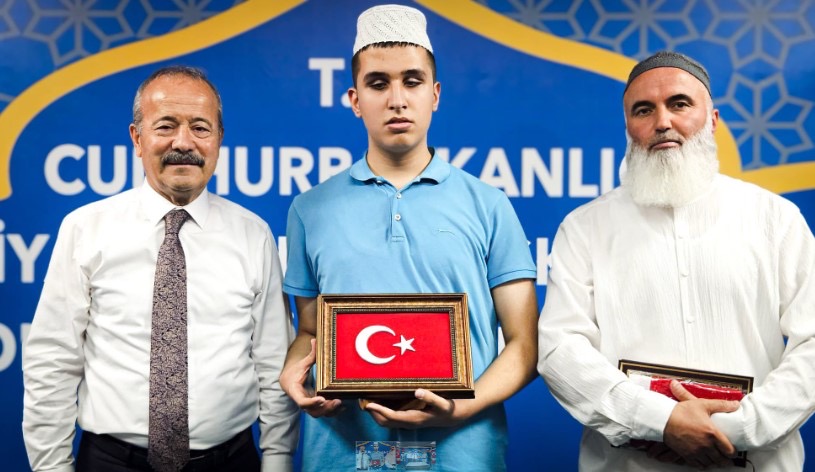 Görme Engelliler Kur’an-ı Kerim Okuma Yarışması’nda birincilik elde eden Arda Yiğit’i ziyaret etti.