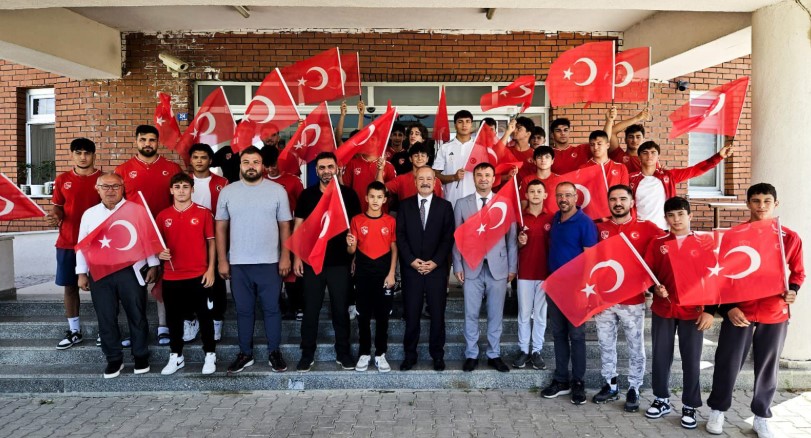 Millet vekili Taytak Türkiye Olimpiyat Hazırlık Merkezi’ni (TOHM) ziyaret ederek geleceğin sporcularıyla bir araya geldi.