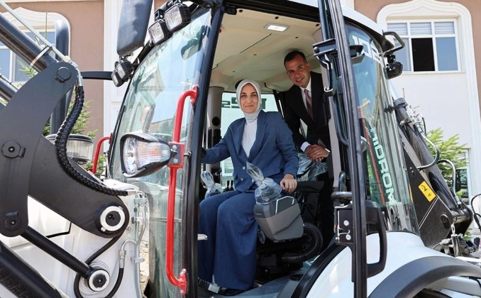 Devlet Ana Vali Yiğitbaşı, İl Özel İdaresi Araç Dağıtım Programına Katıldı