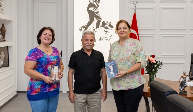 Eğitimci yazar Ahmet Hidayet ŞAHİNTEPE, (Şahanoğlu- AHMET)  öğrencisi olan, Afyonkarahisar Belediye Başkanı Burcu KÖKSAL’ı makamında  ziyaret yaptı.