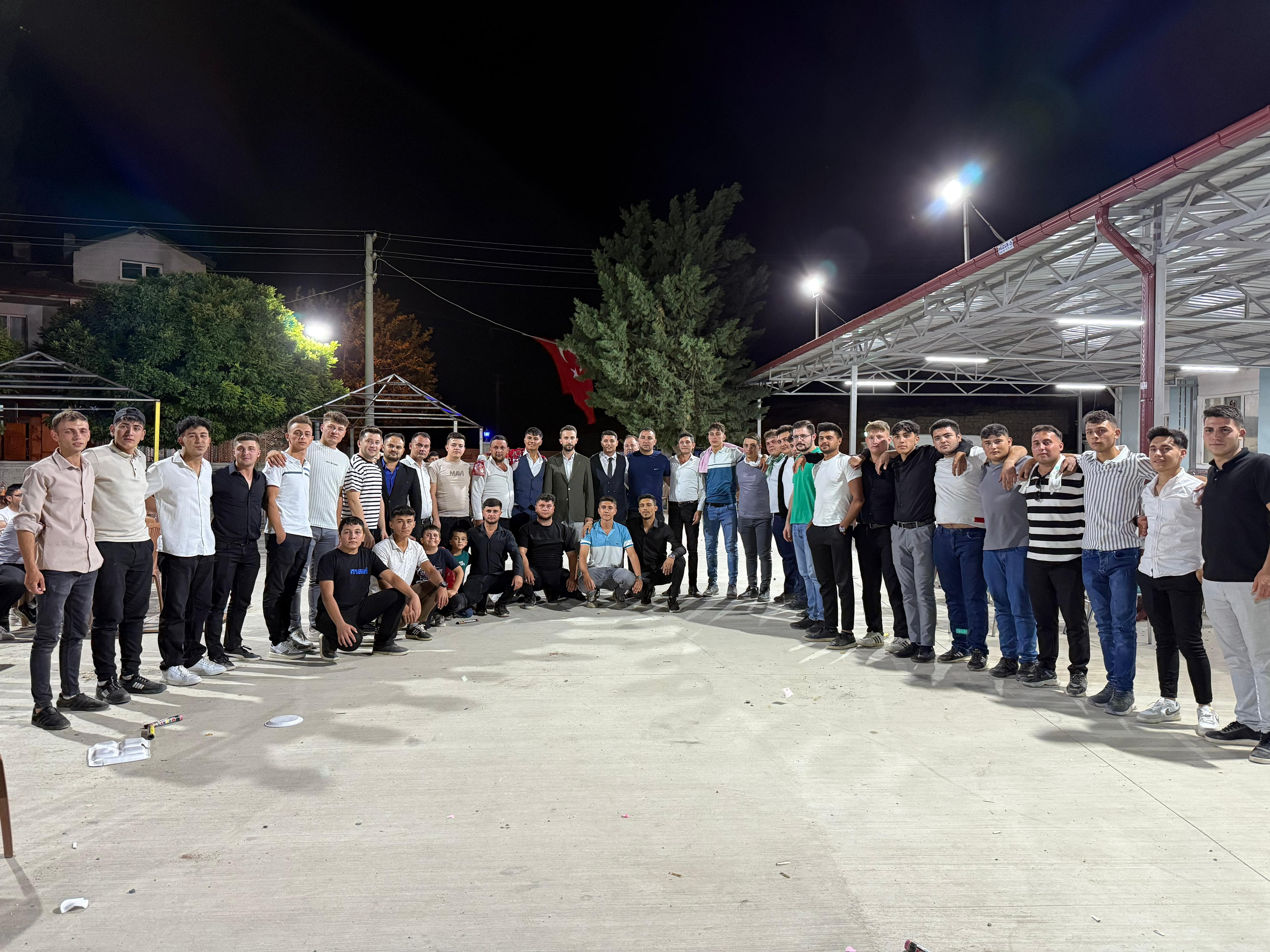 AK GENÇLİK ASKER GENÇLERİN SEVİNÇ VE GURURUNA ORTAK OLDU