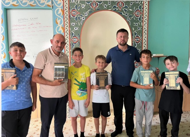 Muhtar Hasan Sezgin, Minik Hafızlara Kur'an-ı Kerim hediye etti