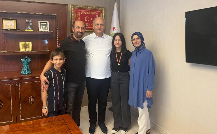 ERKMEN’DE LGS BAŞARISINA BAŞKAN ŞAHİN’DEN HEDİYE GELDİ.