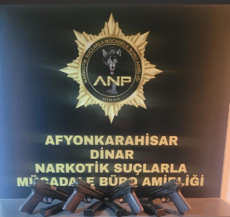 Afyon’da Otomobilden 4 Ruhsatsız Tabanca Çıktı: 1 Tutuklama