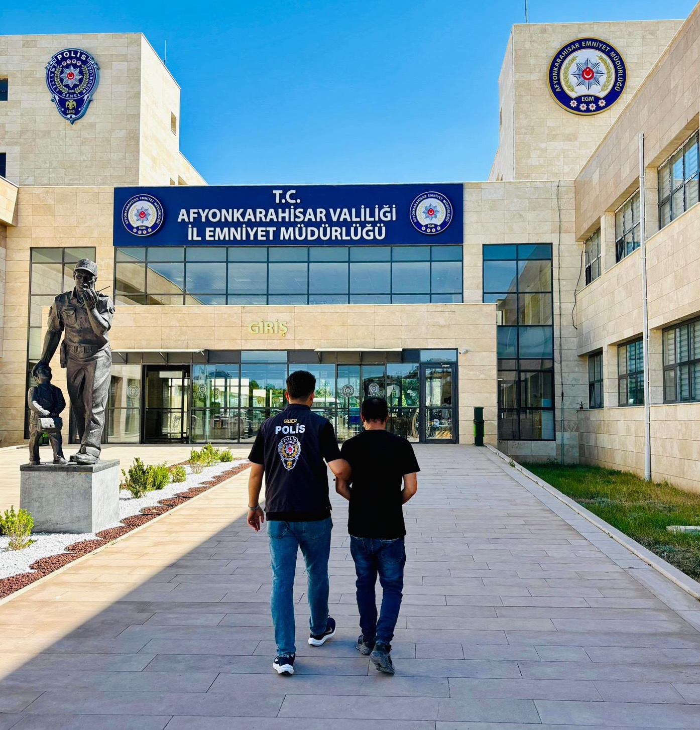 Afyon’da Aranan Şahıs Yakalandı: 3 Yıl 6 Ay Kesinleşmiş Hapis Cezası Bulunan Y.I. Cezaevine Teslim Edildi