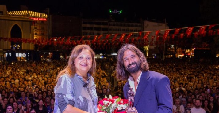 ZAFERİN ŞEHRİNDE KORAY AYDIN RÜZGAZI ESTİ.
