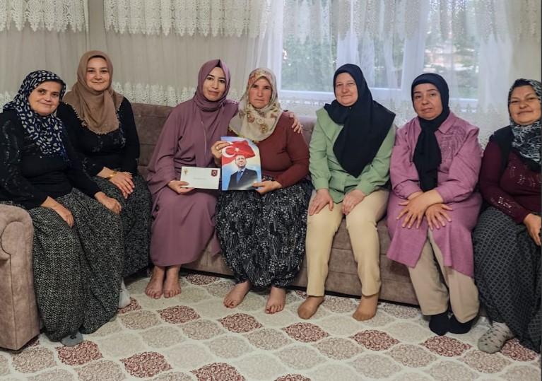 “TERÖRSÜZ TÜRKİYE” ÇALIŞMALARI KAPSAMINDA AK KADINLAR ŞEHİT AİLESİNİ ZİYARET ETTİ