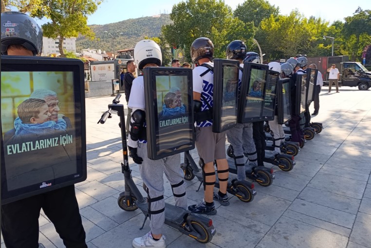 İYİ Parti’den Türkiye’de Bir İlk: Scooter’lı LED Ekranlı Reklam Çalışması Afyonkarahisar’da Başladı