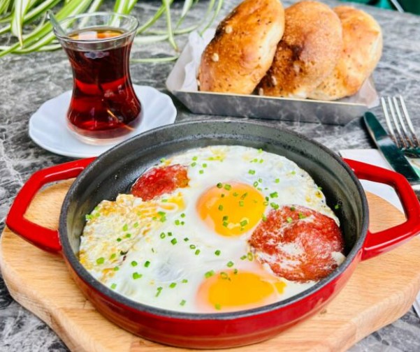 Afyonkarahisar, gastronomi turizminin en önemli etkinliklerinden biri olan Uluslarası sucuklu Yumurtası için rekor denemesi yapılıyor.
