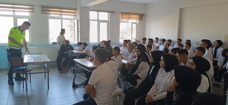 Emniyetten Sinanpaşa’da Lise Öğrencilerine Trafik Güvenliği Eğitimi Verildi.