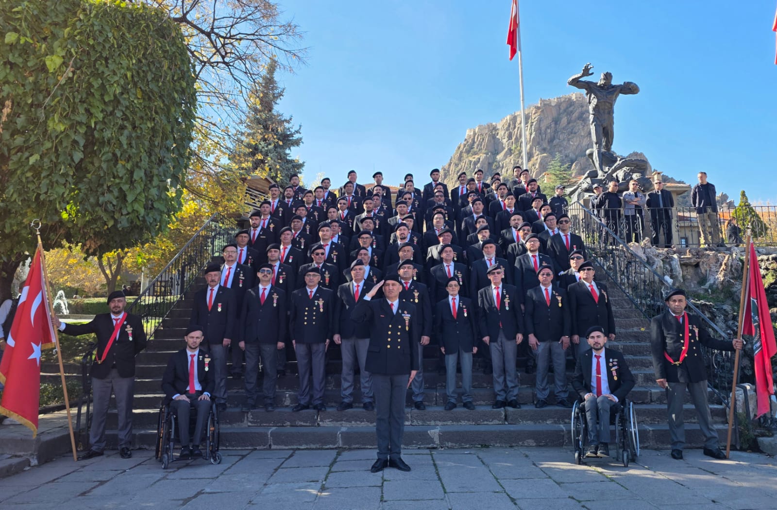 AL BAYRAĞA UZANAN ELLER KIRILACAKTIR.