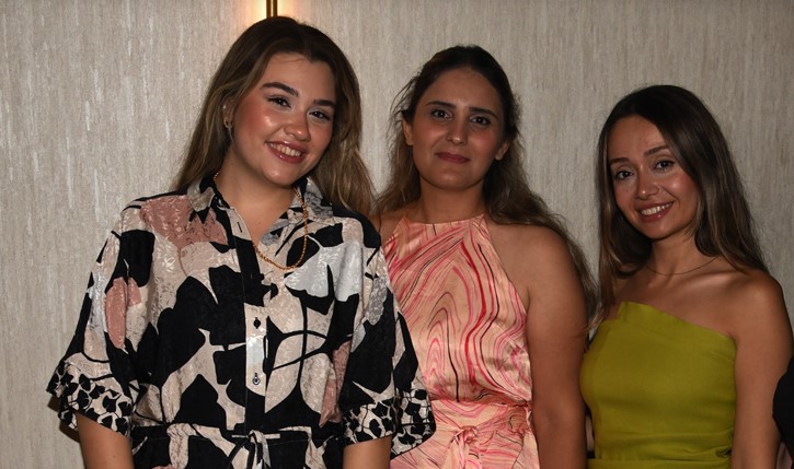 Antalya’nın Tanınmış iş insanı Refik Cengiz Kızı Nur Cengiz’e sürpriz doğum günü partisi düzenledi