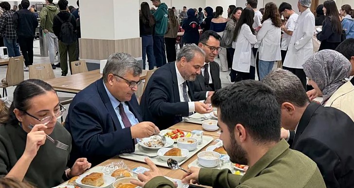 (AFSÜ) Rektörü Prof. Dr. Adem Aslan, öğrencilerle birlikte Yemekte bir araya Geldi.