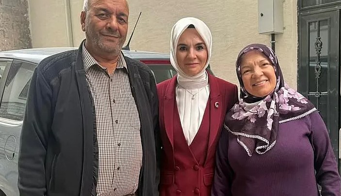 Bakan Göktaş'tan Anne-ve Babasına Sürpriz Ziyaret!