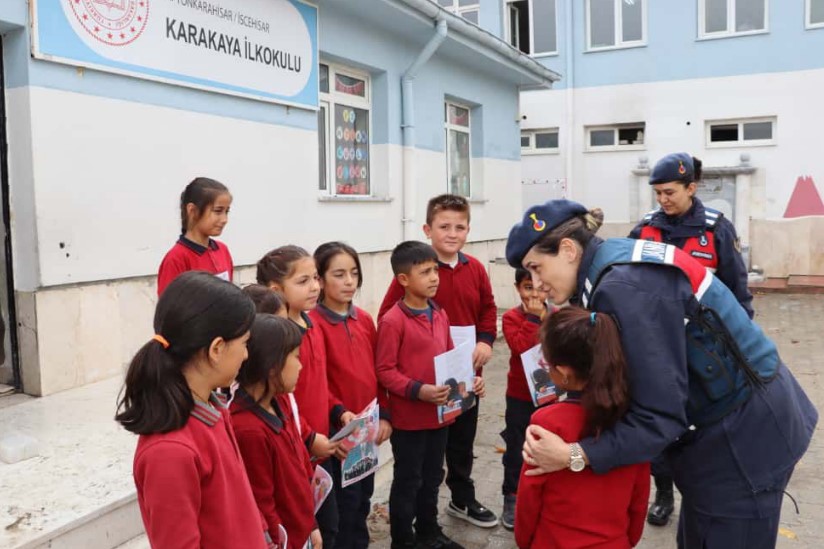 İscehisar’da “Kadına El Kal-ka-maz” Eğitimi ve Öğrencilere Anlamlı Ziyaret