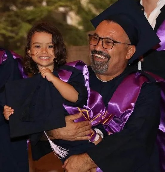 17 yaşında başladığı eğitimini 65 yaşında torunuyla birlikte tamamladı.