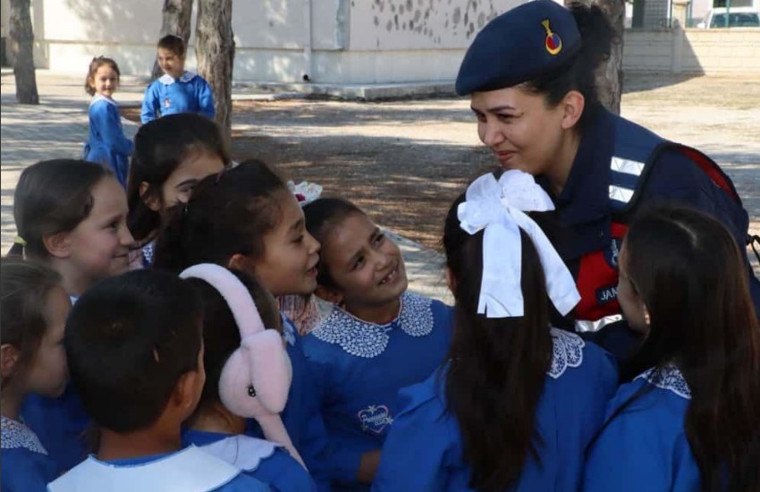 Afyonkarahisar Jandarmasından Kadına Şiddete Karşı Bilgilendirme ve Öğrencilere Ziyaret