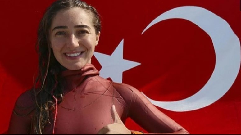 “Zafer Anı Dalışı” adını verdiği bu anlamlı etkinlikte Şahika Ercümen, hem sportif başarıya imza attı