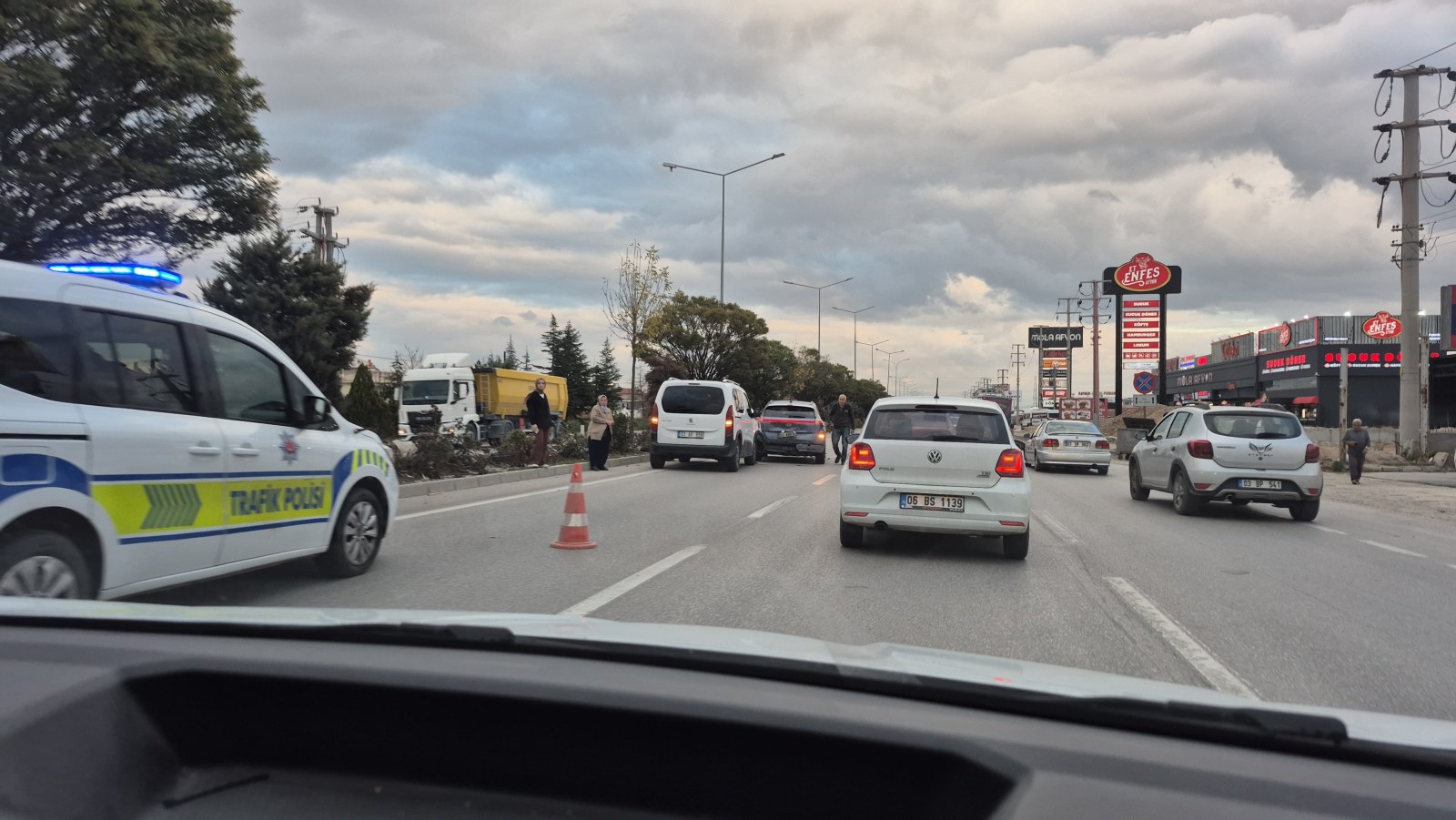 Afyonkarahisar’da Akşam Saatlerinde Zincirleme Kaza: 3 Araç Birbirine Girdi