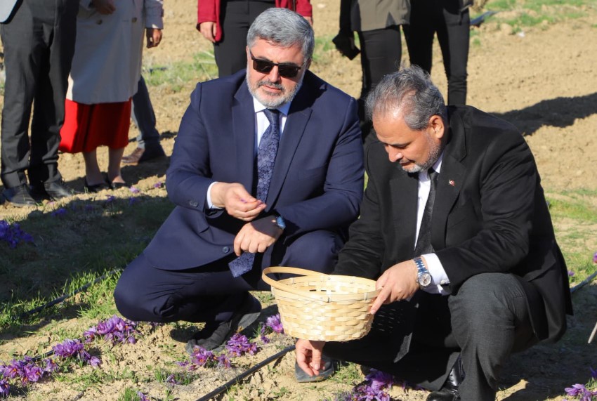 Milletvekili Av. Ali ÖZKAYA Afyonkarahisar ve ilçelerindeki devam eden yatırımları takip ederek bir takım programlar kapsamında vatandaşlarla bir araya geldi.
