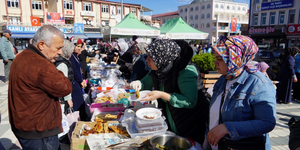 ŞUHUT’TA GAZZE İÇİN YARDIM KERMESİ DÜZENLENDİ