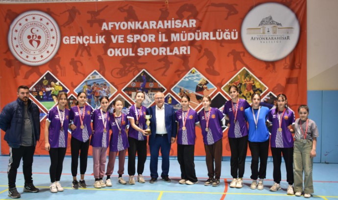 Afyonkarahisar’da düzenlenen Okul Sporları Yıldız Kızlar Hentbol Müsabakaları, kıyasıya mücadelelere sahne oldu.